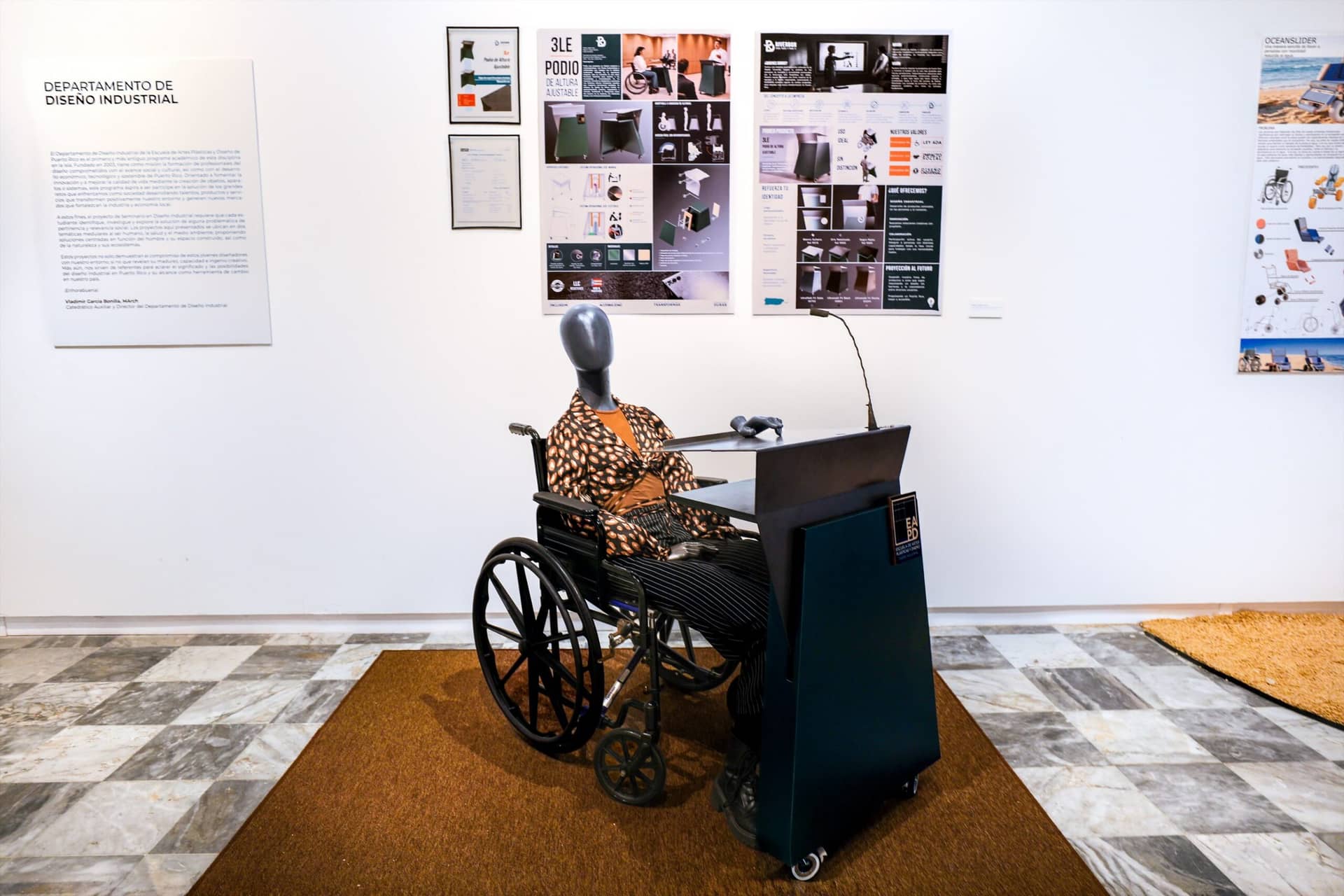 🛠️✨ Una mirada al Dise&ntilde;o Industrial en la Exposici&oacute;n de Graduados 2026.  Las propuestas de nuestros graduados parten de la observaci&oacute;n, la investigaci&oacute;n y el ingenio creativo para responder a necesidades vinculadas al ser humano, la salud y el medio ambiente. 💙💛  Cada proyecto integra funcionalidad y prop&oacute;sito, demostrando c&oacute;mo el dise&ntilde;o puede convertirse en una herramienta para aportar al bienestar, atender problem&aacute;ticas y transformar positivamente nuestra relaci&oacute;n con el entorno.  ✨ Desliza para conocer las obras de Dise&ntilde;o Industrial. 👀  #Dise&ntilde;oIndustrial #EAPD #ExpoGraduados2026 #RetaTuCreatividad #PuertoRico @di.eapd
