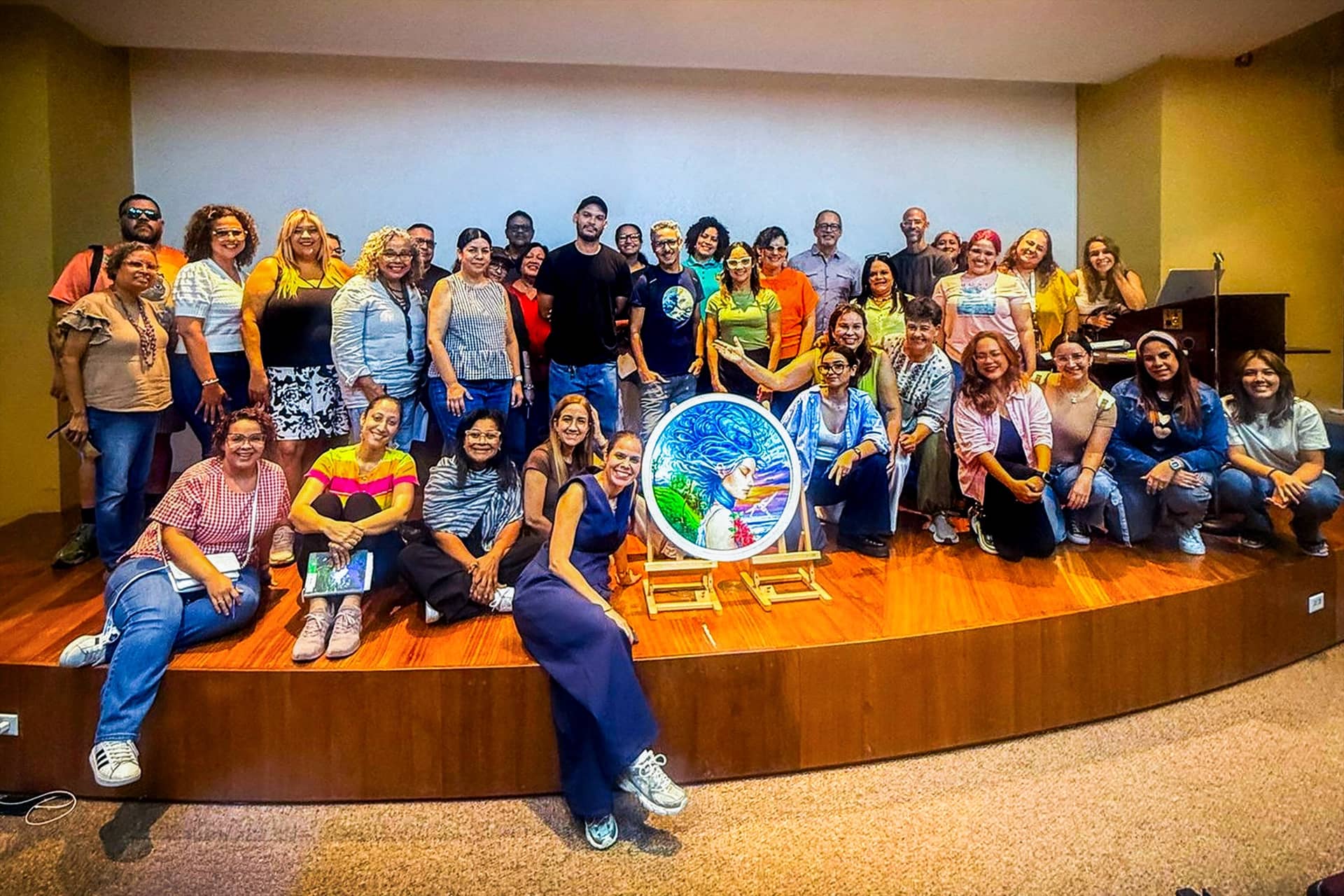 🎨✨ Educación estética en la enseñanza del arte El Departamento de Educación del Arte de la EAPD recibió a la Prof. Tere Quintanilla, del Instituto de Educación Estética de Nueva York, para la conferencia “Educación estética en la enseñanza del arte, un modelo de enseñanza humanista”. Durante este encuentro, estudiantes y participantes tuvieron la oportunidad de profundizar en la educación estética y su aportación a los procesos de enseñanza y aprendizaje del arte. Compartimos algunos momentos de esta experiencia, realizada como parte del Proyecto Título V – DHSI, Grant P031S200292. 💙💛 #EAPD #EducaciónDelArte #EducaciónEstética #ArteYDiseño #60AñosEAPD