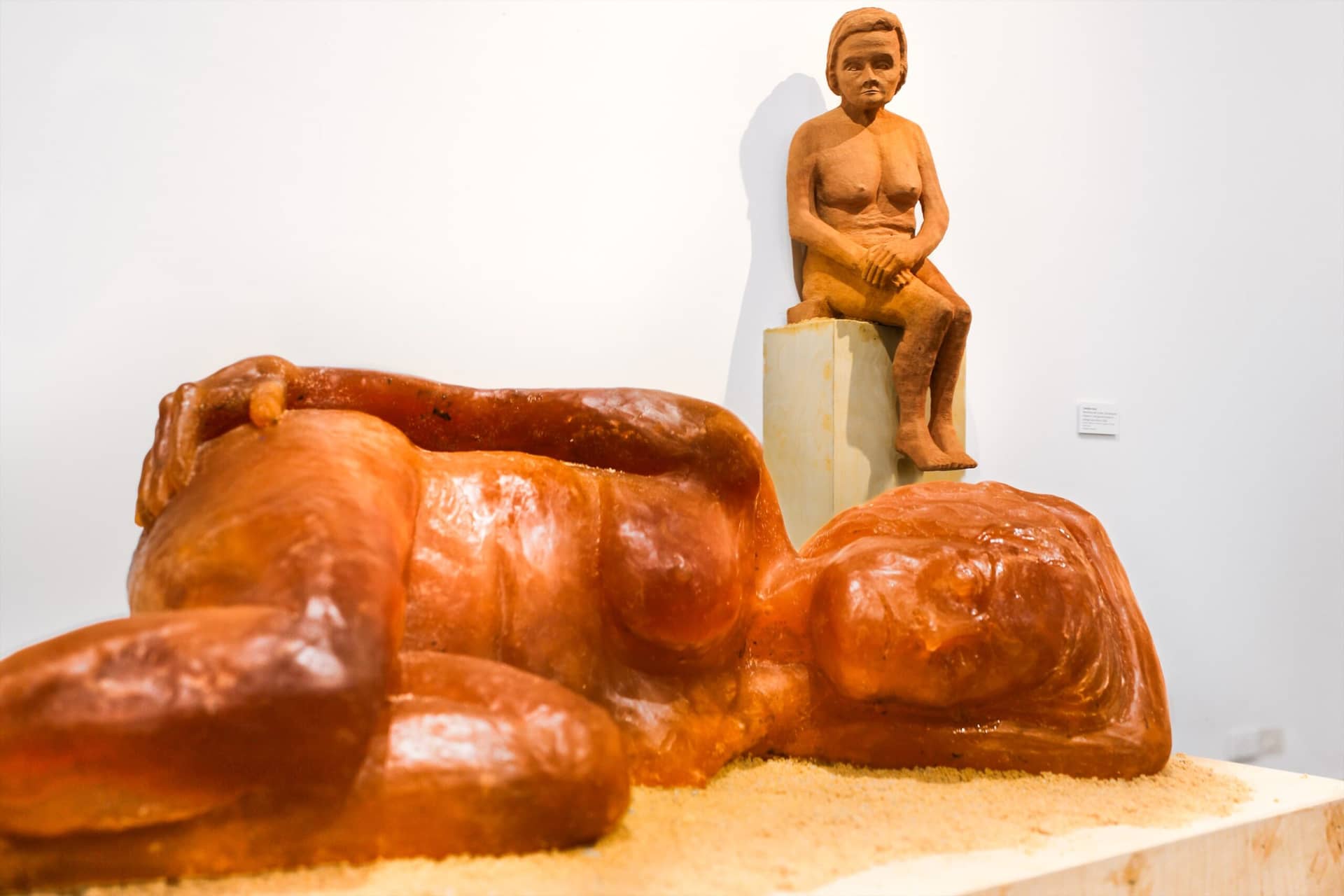 🗿✨ Una mirada a la Escultura en la Exposición de Graduados 2026. Las propuestas de nuestros graduados exploran el espacio, los materiales y el concepto a través de procesos que integran tradición e innovación, dando paso a nuevas experiencias estéticas. 💙💛 Cada obra refleja destreza técnica, pensamiento crítico y una comprensión de las posibilidades expresivas de los materiales, aportando nuevas voces a la práctica escultórica contemporánea. ✨ Desliza para conocer las obras de Escultura. 👀 #EAPD #RetaTuCreatividad #Escultura #ExpoGraduados2026 #ArteYDiseño @escultura_eapd