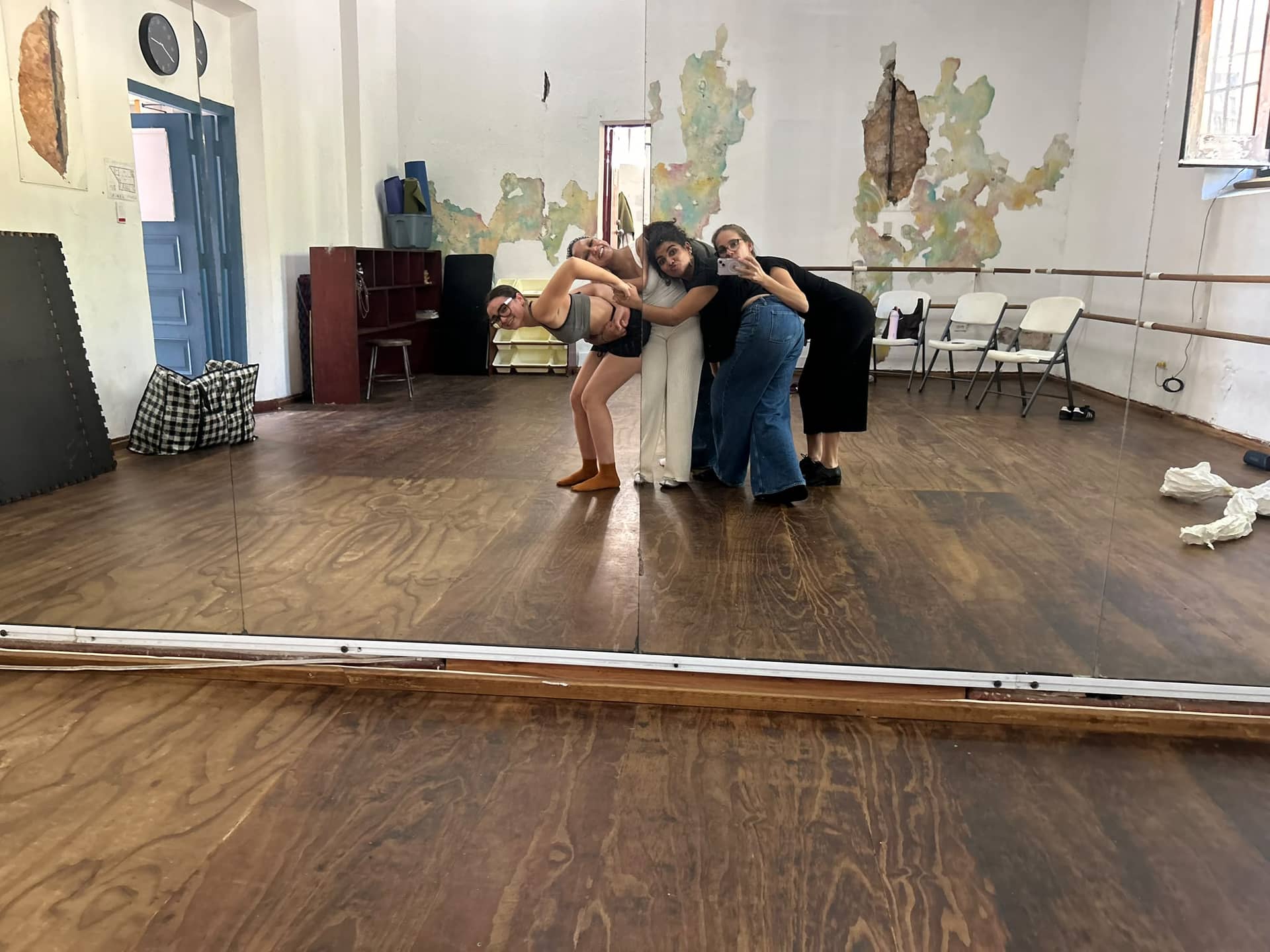 Estudiantes del curso EDA 209 Las Artes a través del Teatro con la Profesora Brenda Plumey visitaron las facilidades de El Bastión. Allí estuvieron “jugando"(interactuando) con un títere frente al espejo.
El uso de un espejo de cuerpo entero en el entrenamiento actoral es una de las herramientas más potentes para el desarrollo de la técnica física y psicológica. Al trabajar frente a él, se potenciaron y perfeccionaron múltiples habilidades teatrales clave, centradas principalmente en la expresión corporal, la construcción de personajes y el autoconocimiento.
Si quieres saber más, ¡ven! Y habla con tus profesores de Educación del Arte, ellos están disponibles para contestar cualquier duda sobre el fascinante mundo de la educación.